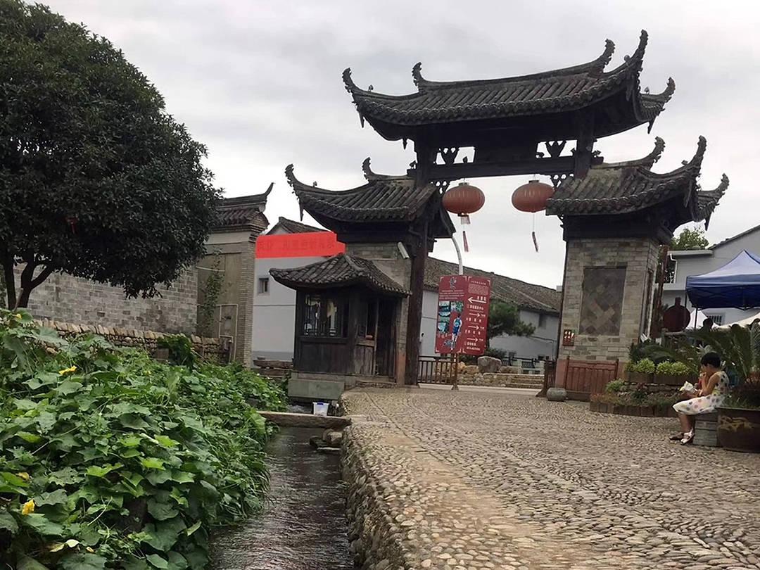 母亲去世远嫁女儿不能赶回家能送花圈吗?【让求知更简单】